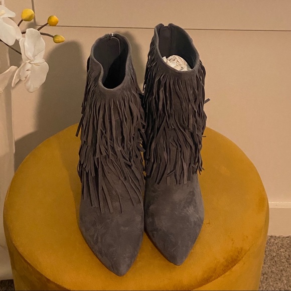 Beautiful Gray Real Suede Leather Fringe Bootie Heels Size 9 - Picture 5 of 11